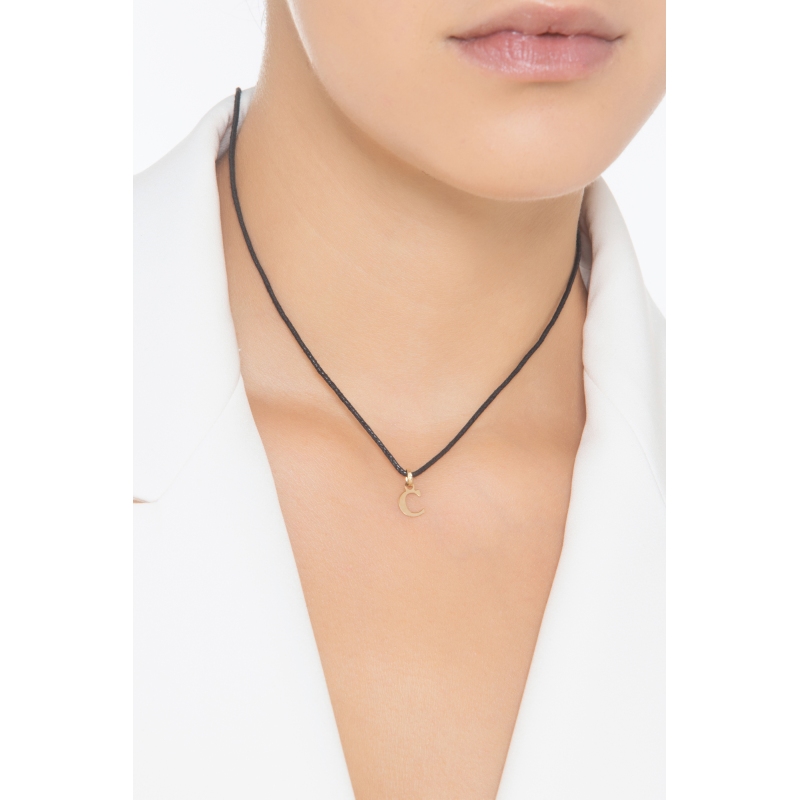 Colgante con la letra inicial C en oro amarillo 18 quilates