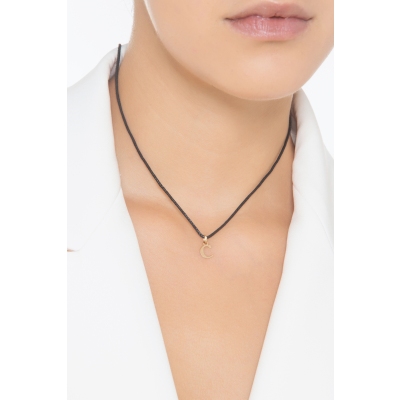 Colgante con la letra inicial C en oro amarillo 18 quilates