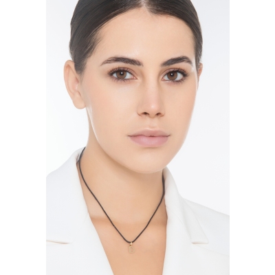 Colgante con la letra inicial D en oro amarillo 18 quilates