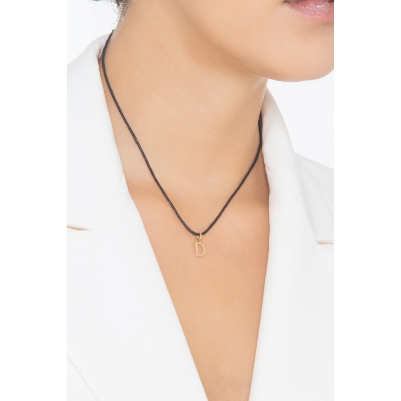 Colgante con la letra inicial D en oro amarillo 18 quilates