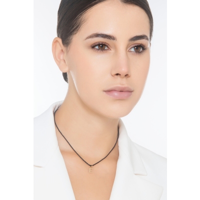 Colgante con letra inicial E en oro amarillo 18 quilates