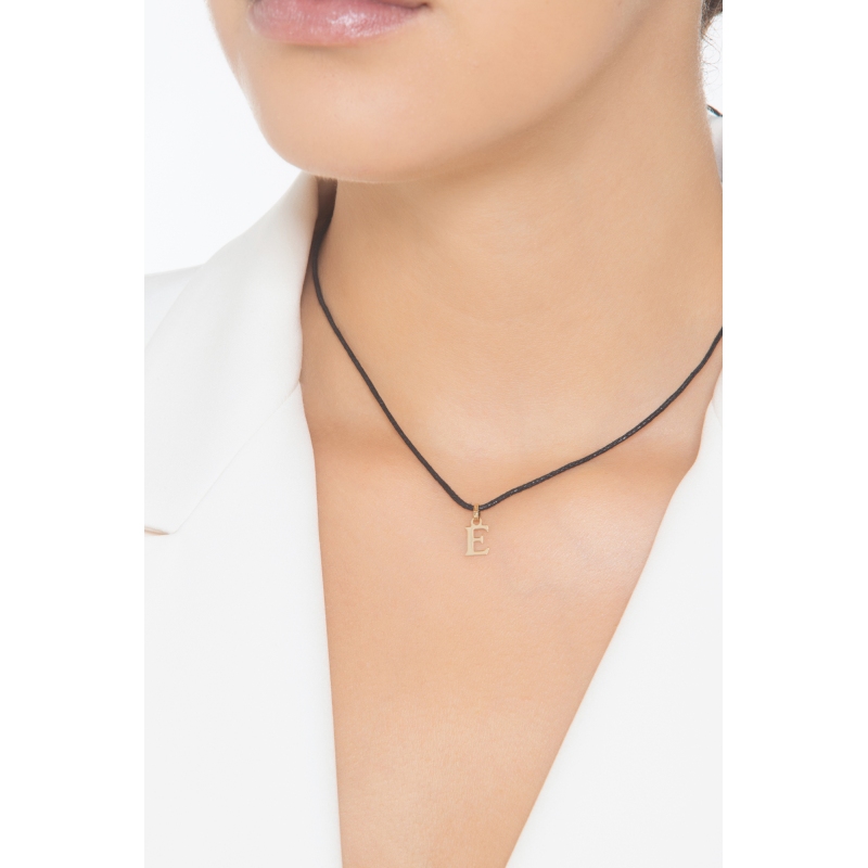 Colgante con letra inicial E en oro amarillo 18 quilates