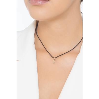 Colgante con letra inicial E en oro amarillo 18 quilates