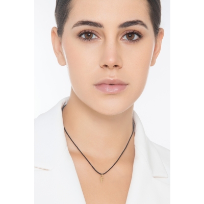 Colgante con la letra inicial F en oro amarillo 18 quilates