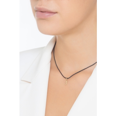 Colgante con la letra inicial J en oro amarillo de 18 quilates