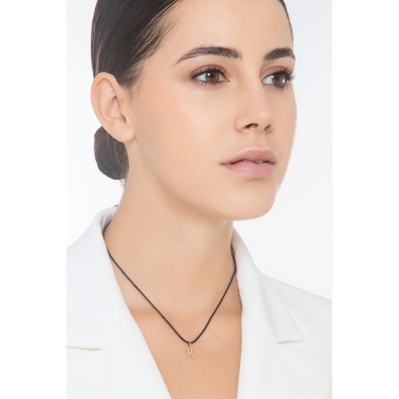 Colgante con la letra inicial K en oro amarillo 18 quilates