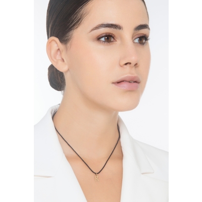 Colgante con la letra inicial K en oro amarillo 18 quilates