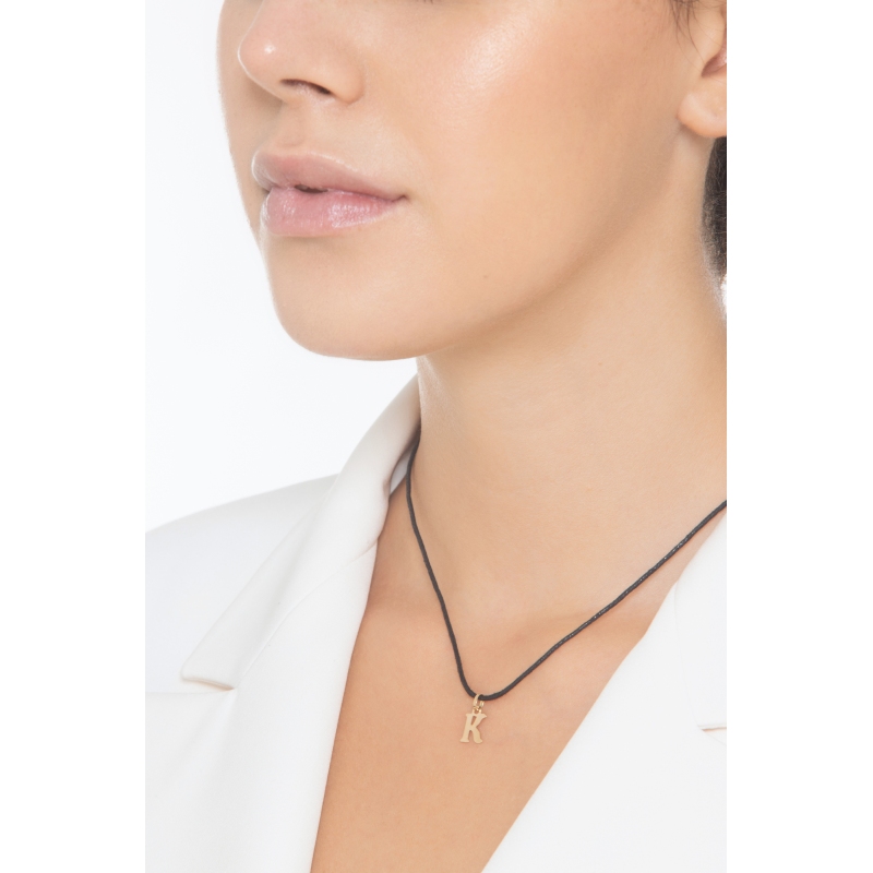 Colgante con la letra inicial K en oro amarillo 18 quilates