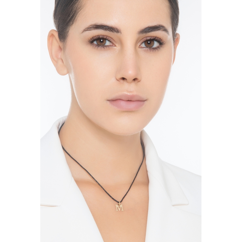 Colgante con la letra inicial M en oro amarillo de 18 quilates