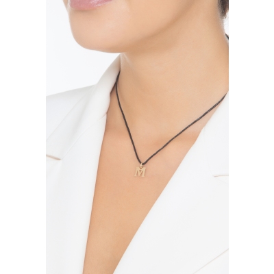 Colgante con la letra inicial M en oro amarillo de 18 quilates