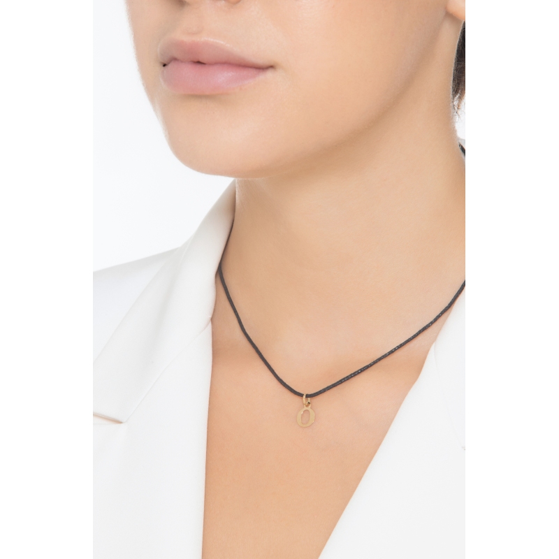 Colgante con letra inicial O