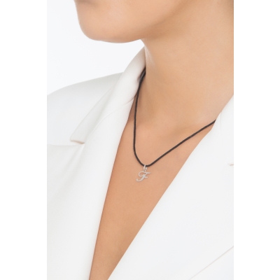 Colgante con la letra inicial F en cursiva