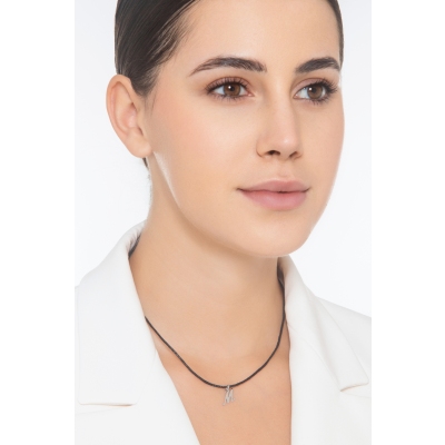 Colgante con inicial M cursiva oro blanco 18 quilates