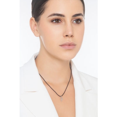 Colgante con la letra inicial P en cursiva 