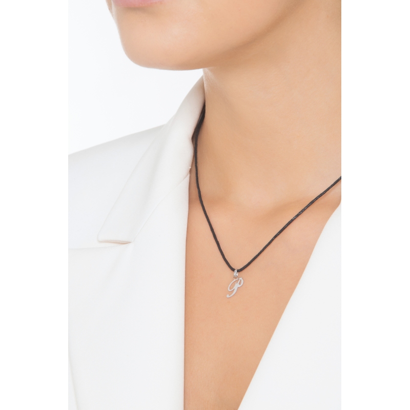 Colgante con la letra inicial P en cursiva 