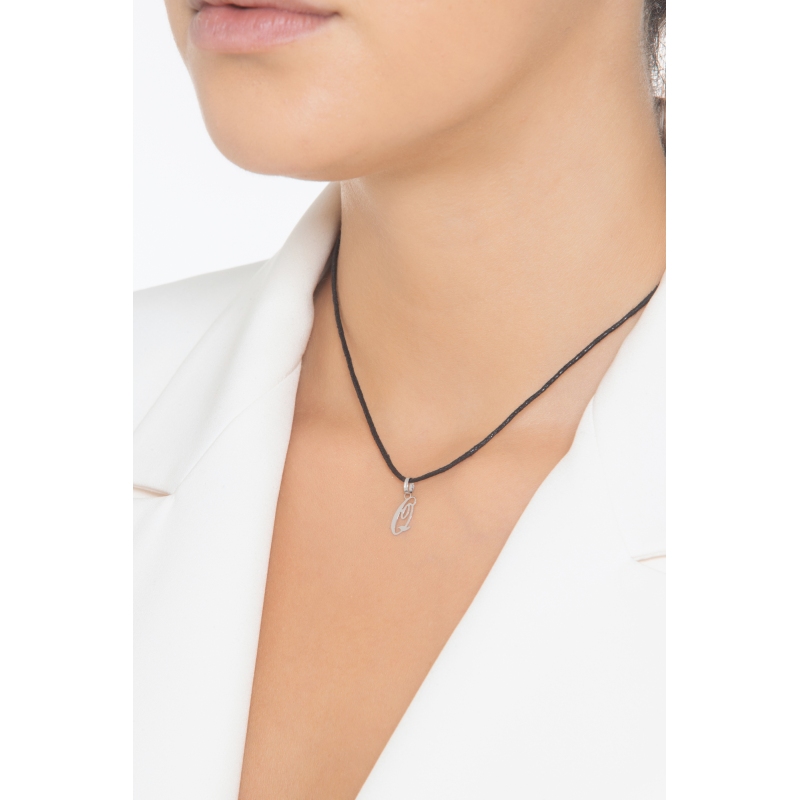 Colgante con la letra Q en oro blanco de 18k Colgante con la letra Q en oro blanco de 18k