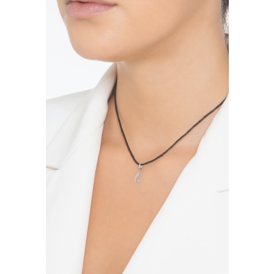 Colgante con la letra Q en oro blanco de 18k