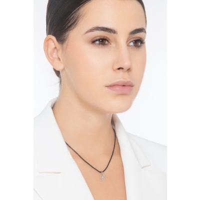 Colgante con la letra R en oro blanco de 18k