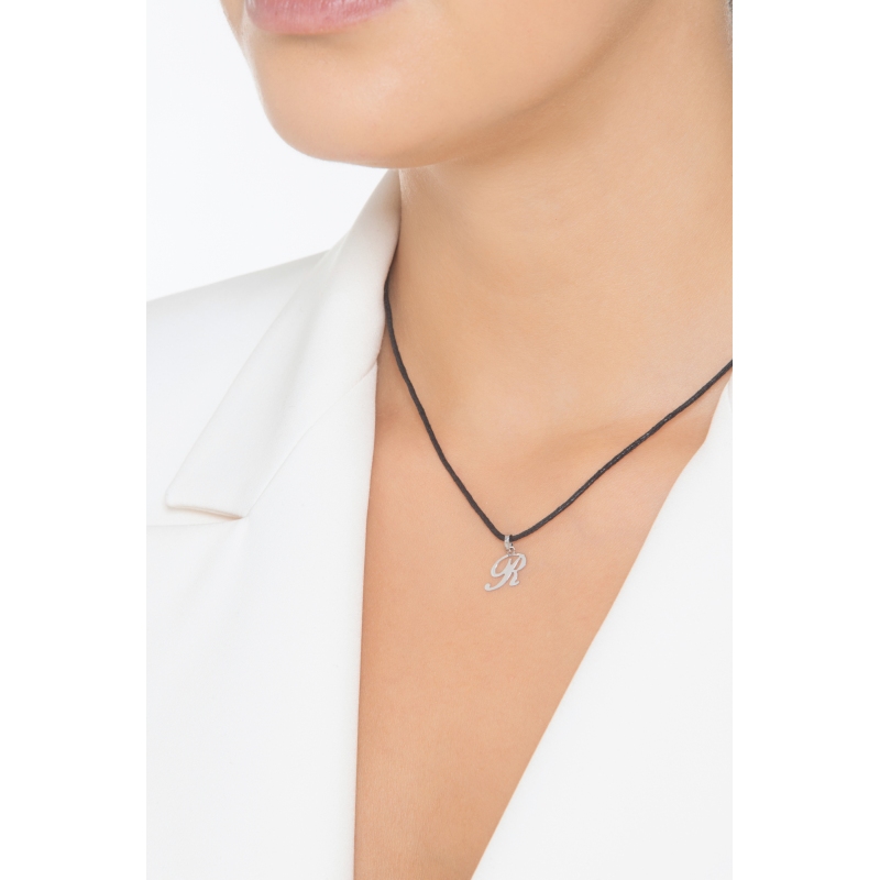 Colgante con la letra R en oro blanco de 18k
