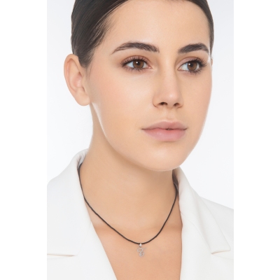 Colgante con la letra inicial T en cursiva 