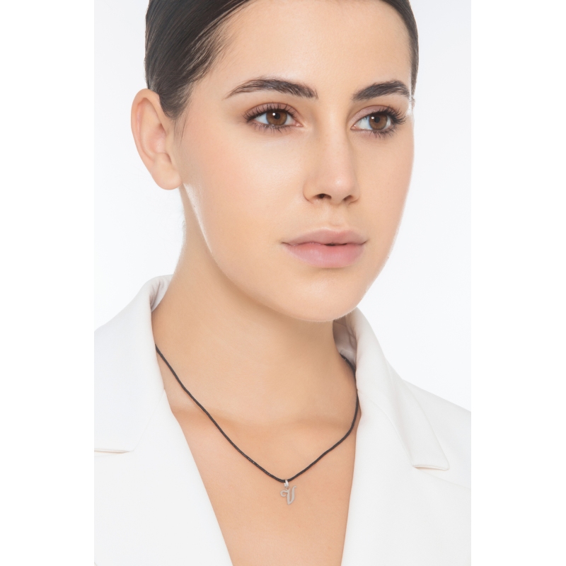 Colgante con la letra V en inicial cursiva en oro blanco de 18k