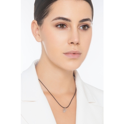 Colgante con la letra W en oro blanco