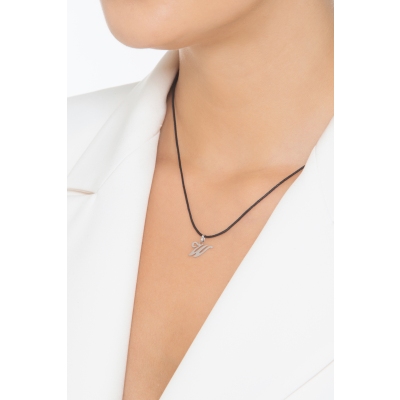 Colgante con la letra W en oro blanco