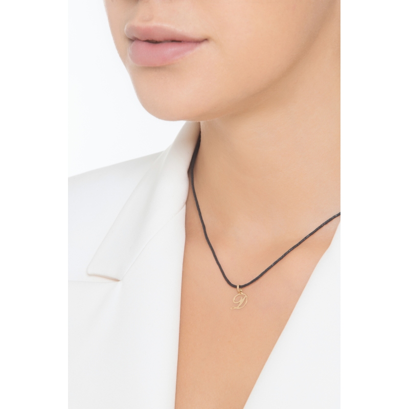 Colgante con letra inicial D