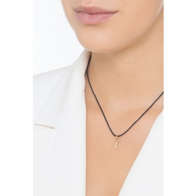 Colgante con letra inicial E
