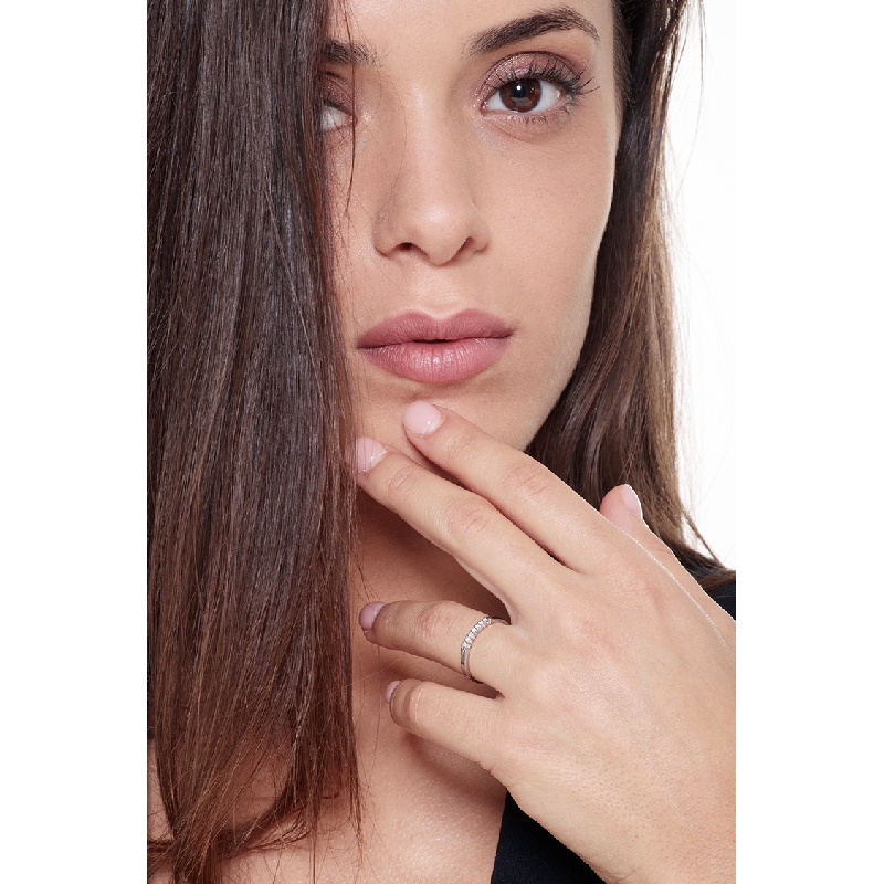 Sortija de oro blanco de 18 kilates con 7 diamantes  Sortija de oro blanco de 18 kilates con 7 diamantes