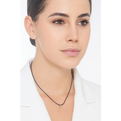 Colgante con la letra inicial J en cursiva en oro 