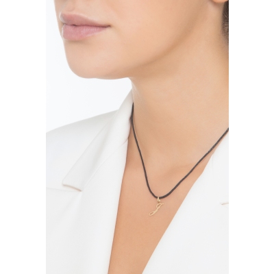 Colgante con la letra inicial J en cursiva en oro 