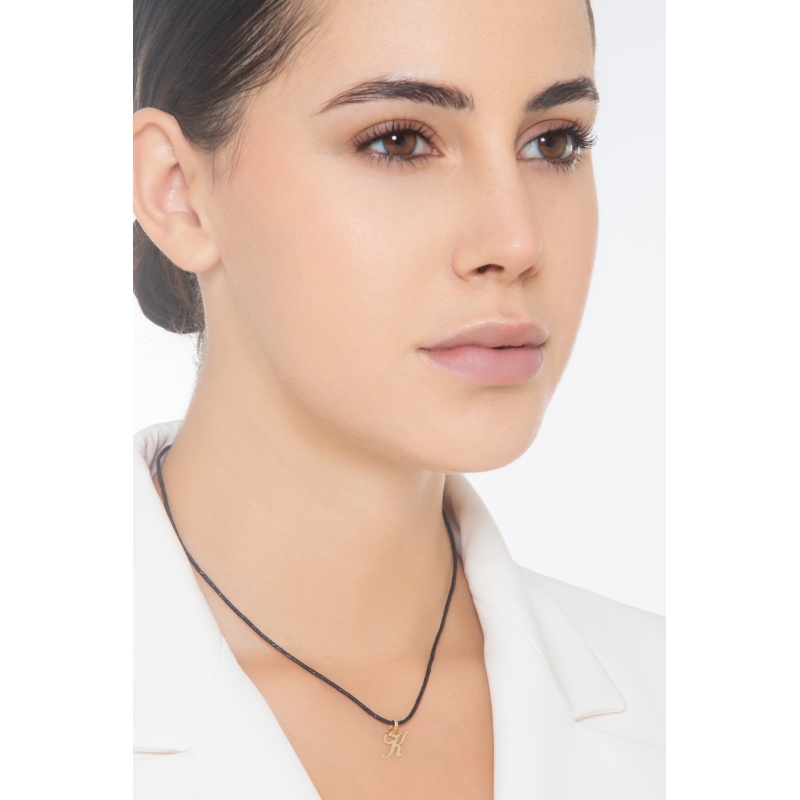 Colgante con la letra inicial K en oro  Colgante con la letra inicial K en oro