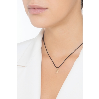 Colgante con la letra inicial K en oro 