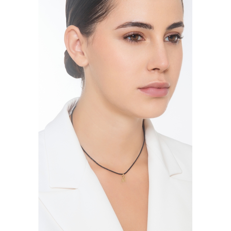 Colgante con la letra inicial M en cursiva en oro