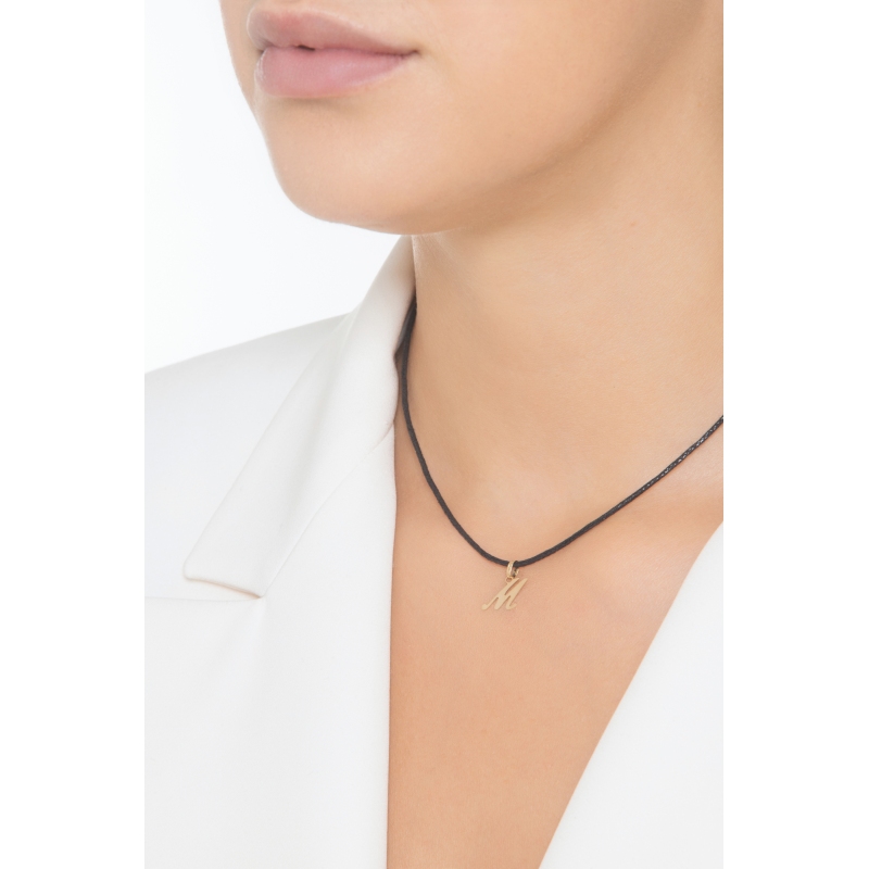 Colgante con la letra inicial M en cursiva en oro