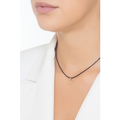 Colgante con la letra inicial M en cursiva en oro