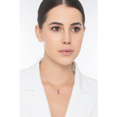 Collar en oro blanco de 18 quilates con rubíes ovales y diamantes