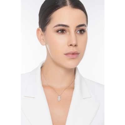 Collar en oro blanco de 18k con colgante niña y diamantes