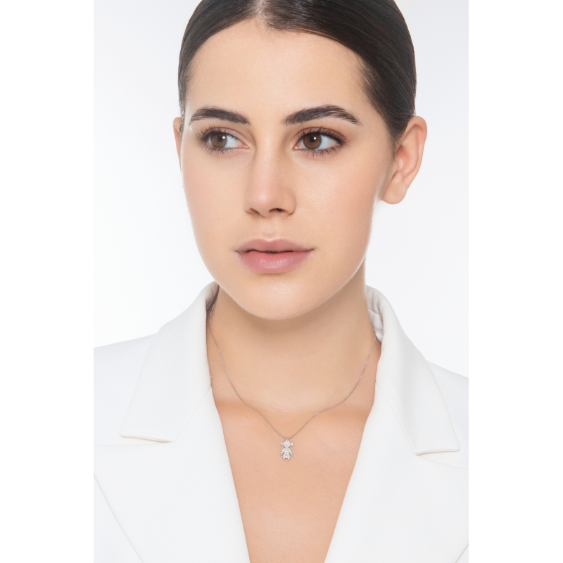 Collar en oro blanco 18k con colgante de niña en diamantes Collar en oro blanco 18k con colgante de niña en diamantes