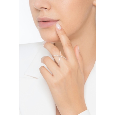 Anillo cruzado con diamantes en oro blanco 18k 