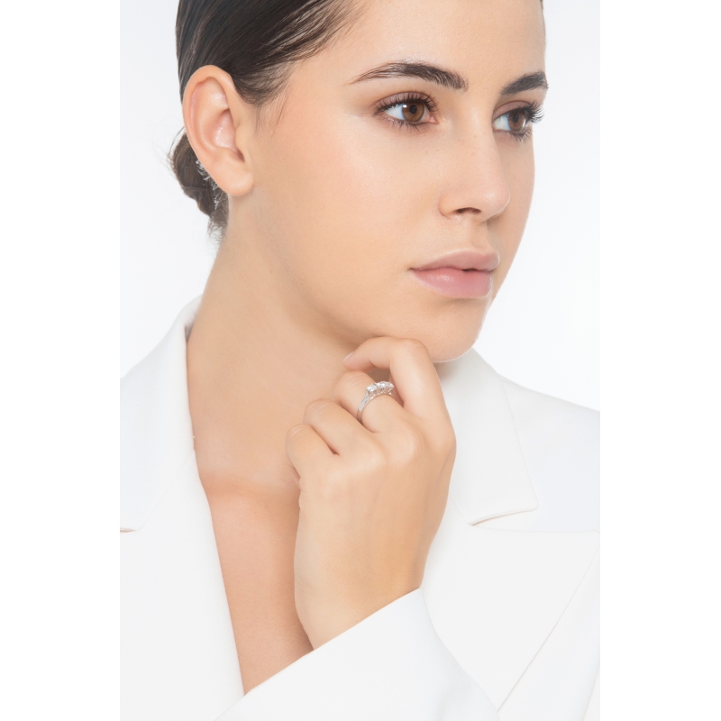 Anillo trilogía con brillantes 0,75 quilates en oro blanco de 18 kilates  Anillo trilogía con brillantes 0,75 quilates en oro blanco de 18 kilates