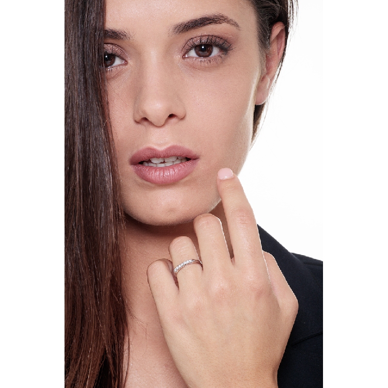 Media alianza con 7 diamantes 0,15 quilates en oro blanco de 18 kilates Media alianza con 7 diamantes 0,15 quilates en oro blanco de 18 kilates