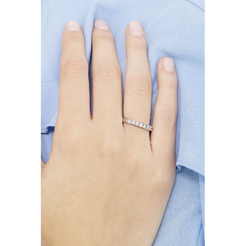 Sortija con 7 diamantes 0,25 quilates en oro blanco de 18 kilates  Sortija con 7 diamantes 0,25 quilates en oro blanco de 18 kilates