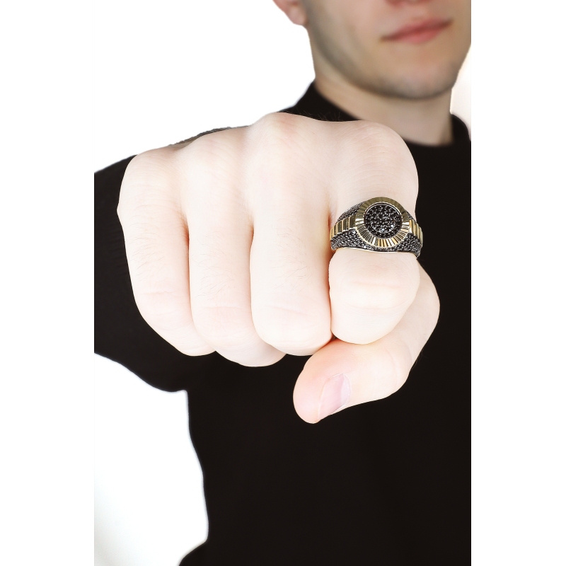 Anillo de Hombre en Oro Amarillo 18k con Circonitas Negras Anillo de Hombre en Oro Amarillo 18k con Circonitas Negras
