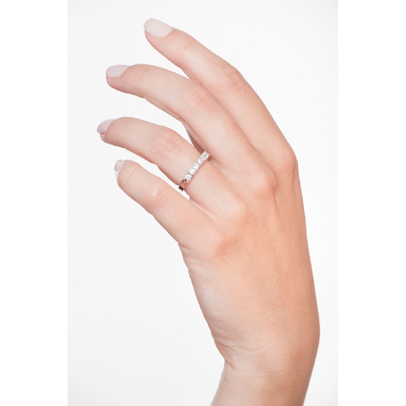 Sortija con 7 piedras en oro blanco 18 kilates con diamantes 0,50 quilates 