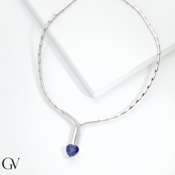 Collar de oro blanco de 18k con zafiro azul en corazón 2