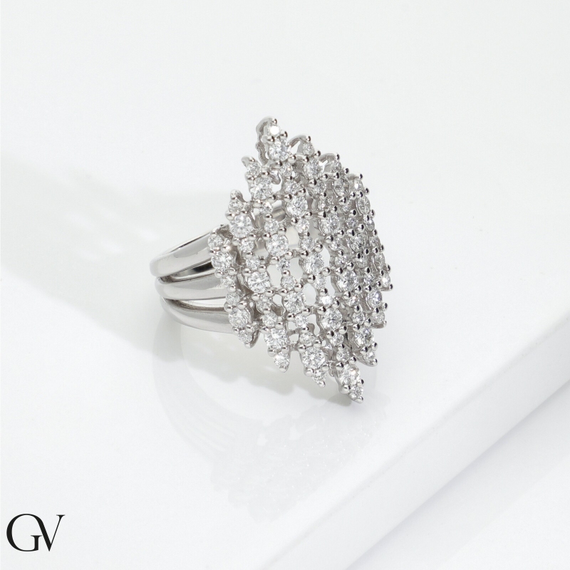 Anillo de diseño con diamantes Anillo de diseño con diamantes