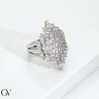 Anillo de diseño con diamantes