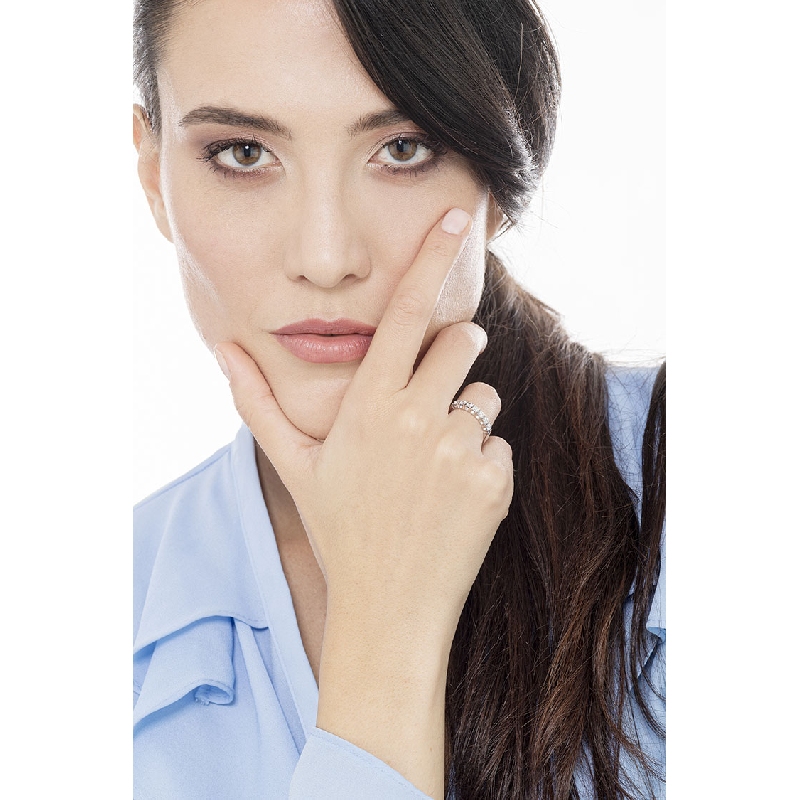 Media alianza con 7 diamantes 0,60 quilates en oro blanco de 18 kilates 